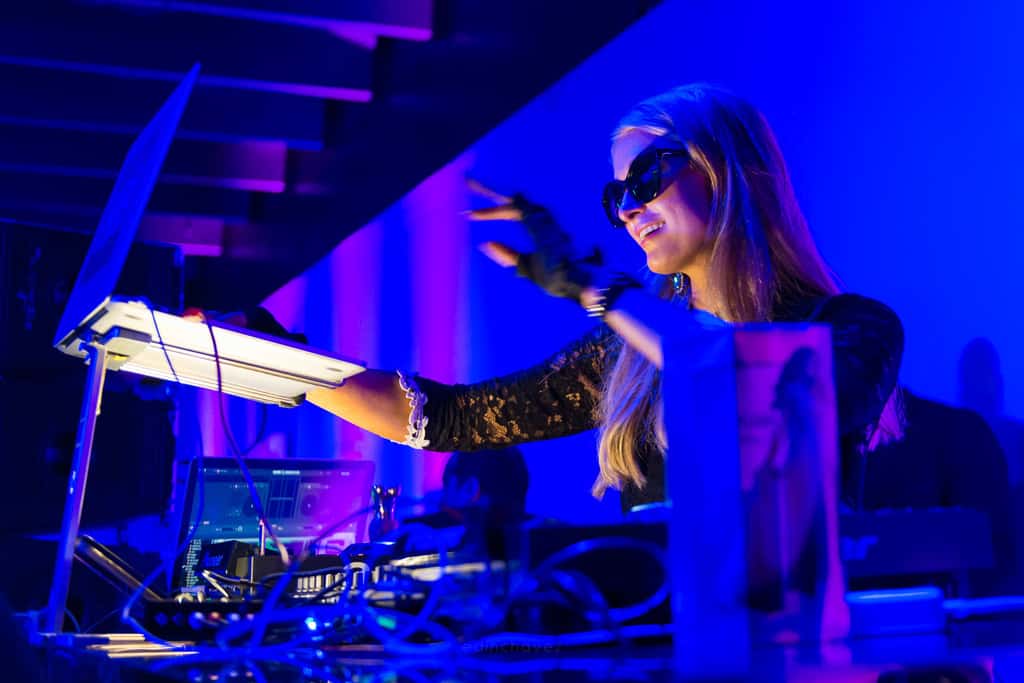 Paris hilton djing